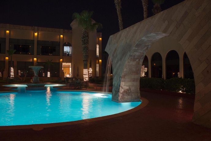 Imagen de la piscina del Hotel Lucerna Ciudad Juarez. Foto 14