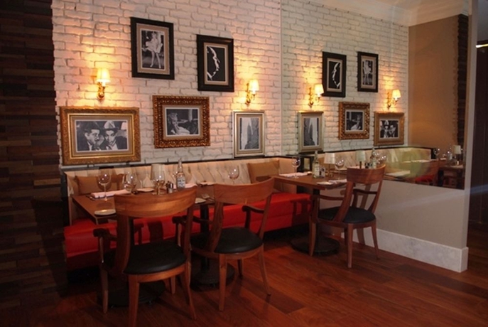 Imagen del bar/restaurante del Hotel Lucerna Culiacan. Foto 2