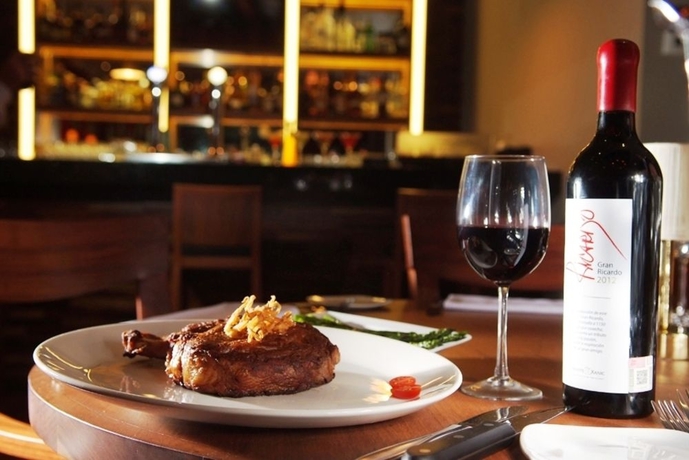 Imagen del bar/restaurante del Hotel Lucerna Culiacan. Foto 4