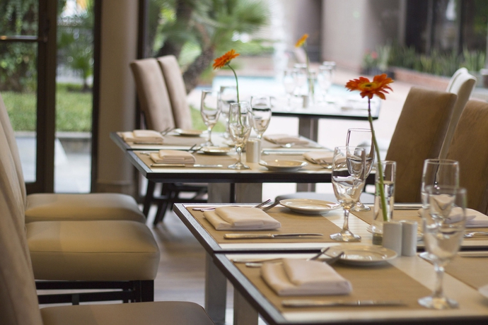 Imagen del bar/restaurante del Hotel Lucerna Tijuana. Foto 2