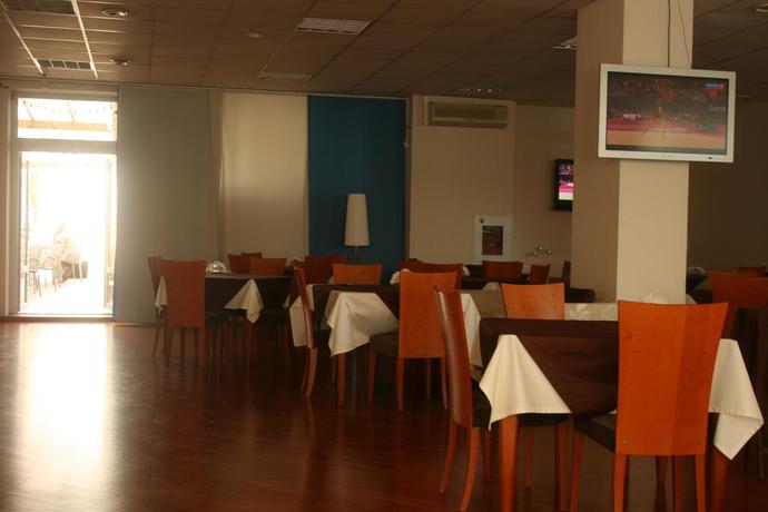 Imagen del bar/restaurante del Hotel Luch. Foto 2