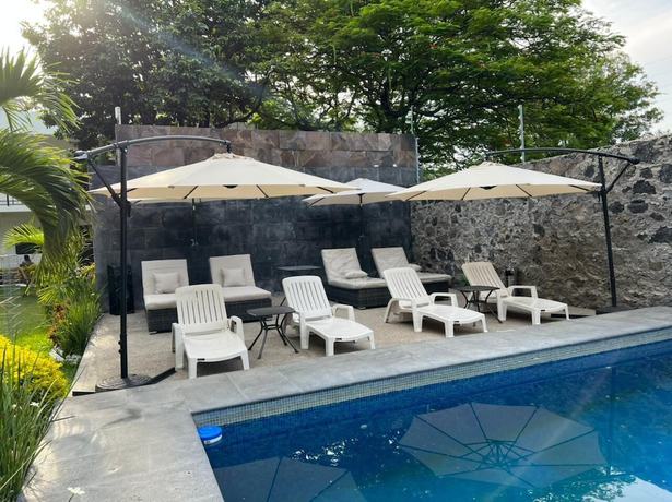 Imagen de la piscina del Hotel Luci&eacute;rnaga. Foto 15