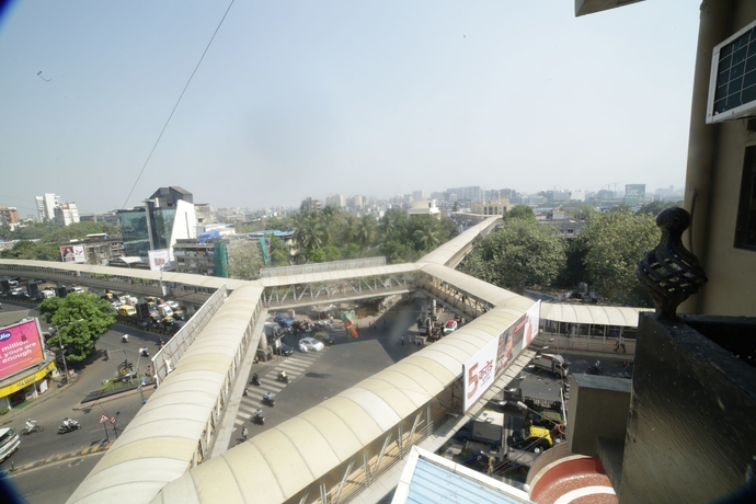 Imagen de los exteriores del Hotel Lucky Bandra. Foto 16