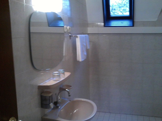Imagen de la habitación del Hotel Lucky, Budapest. Foto 10