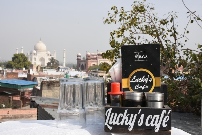 Imagen del bar/restaurante del Hotel Lucky Restaurant And Guest House. Foto 3