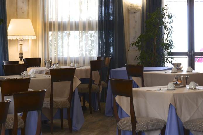 Imagen del bar/restaurante del Hotel Lugana Parco Al Lago. Foto 7