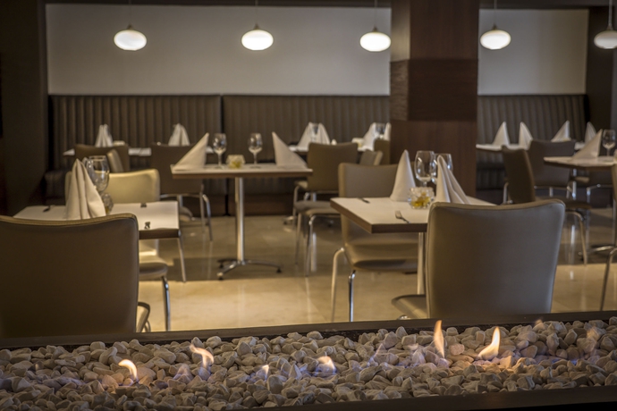 Imagen del bar/restaurante del Hotel Lugano Suites Imperial. Foto 3