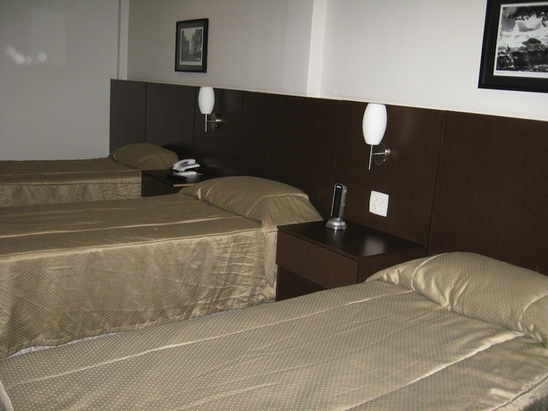 Imagen de la habitación del Hotel Lugus. Foto 13