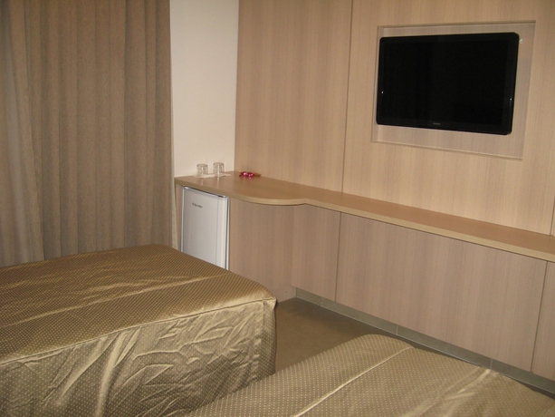 Imagen de la habitación del Hotel Lugus. Foto 14