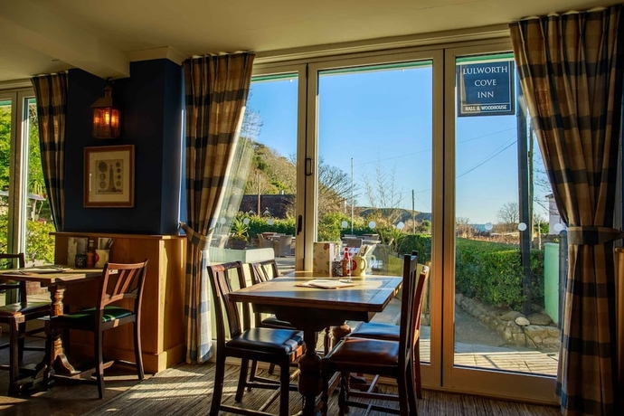 Imagen del bar/restaurante del Hotel Lulworth Cove Inn. Foto 2