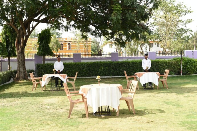Imagen del bar/restaurante del Hotel Lumbini International. Foto 20
