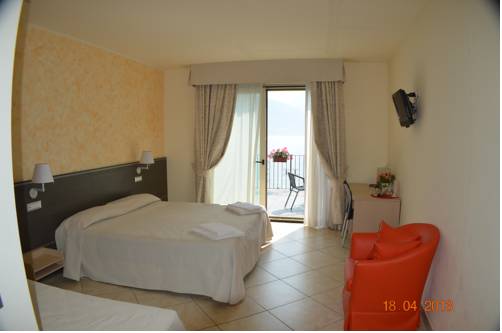Imagen de la habitación del Hotel Lumin, Cremia. Foto 10