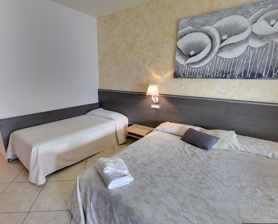 Imagen de la habitación del Hotel Lumin, Cremia. Foto 10