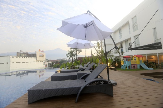 Imagen de la piscina del Hotel Luminor Purwokerto. Foto 20