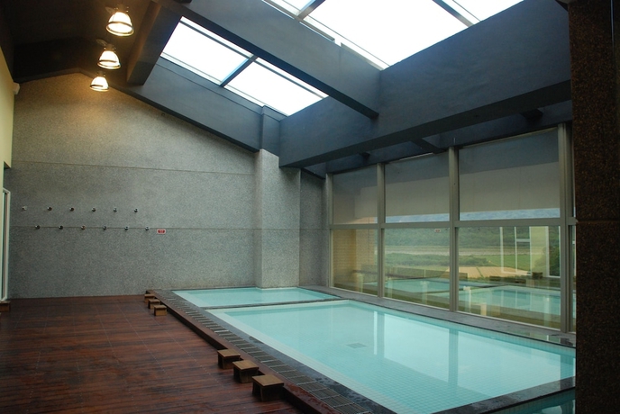 Imagen de la piscina del Hotel Luminous Hot Spring and Resort. Foto 18