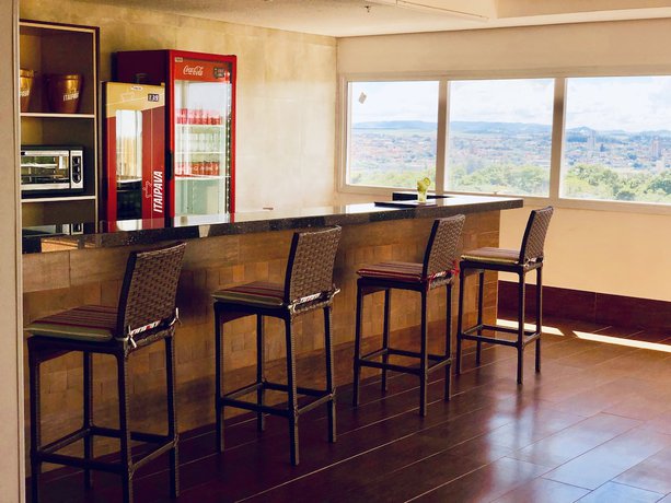 Imagen del bar/restaurante del Hotel Lummina Mogi-gua&ccedil;u. Foto 2