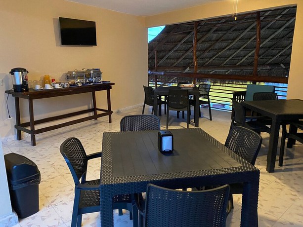 Imagen del bar/restaurante del Hotel Luna Azul by Uvas. Foto 3