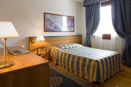 Imagen de la habitación del Hotel Luna, Bagnador. Foto 4