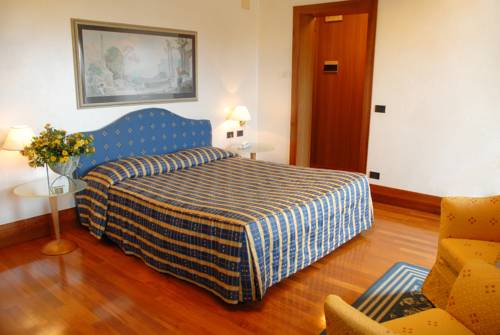 Imagen de la habitación del Hotel Luna, Bagnador. Foto 9