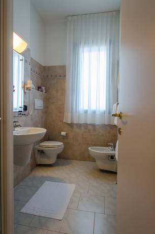 Imagen de la habitación del Hotel Luna Blu. Foto 15