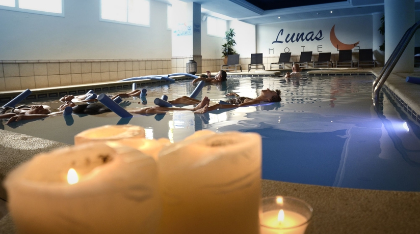 Imagen de la piscina del Hotel Luna Club Yoga and Spa. Foto 19