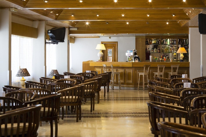 Imagen del bar/restaurante del Hotel Luna Miramar Club. Foto 1