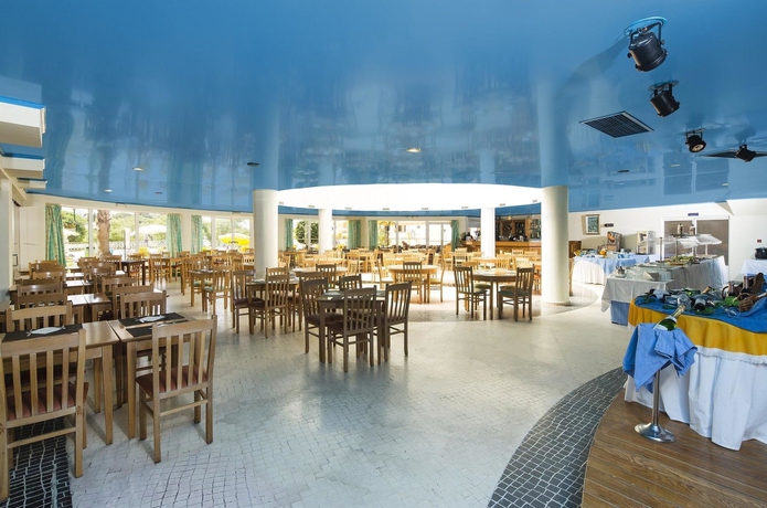 Imagen del bar/restaurante del Hotel Luna Miramar Club. Foto 2