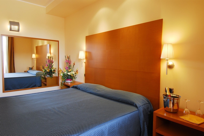 Imagen de la habitación del Hotel Luna Motel Lago Maggiore Arona. Foto 4