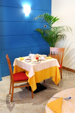 Imagen del bar/restaurante del Hotel Luna Motel Lago Maggiore Arona. Foto 2