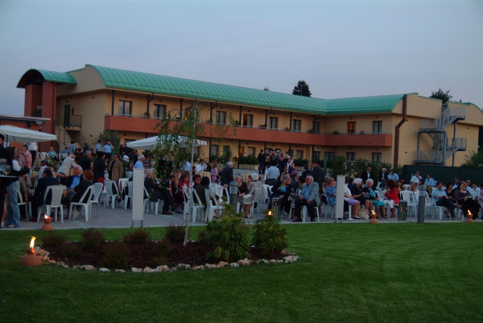 Imagen de los exteriores del Hotel Luna Motel Lago Maggiore Arona. Foto 6