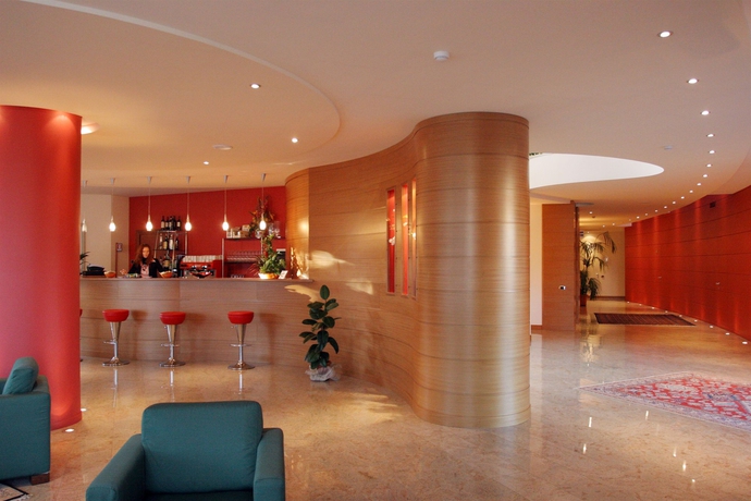 Imagen del bar/restaurante del Hotel Luna Motel Lago Maggiore Arona. Foto 3