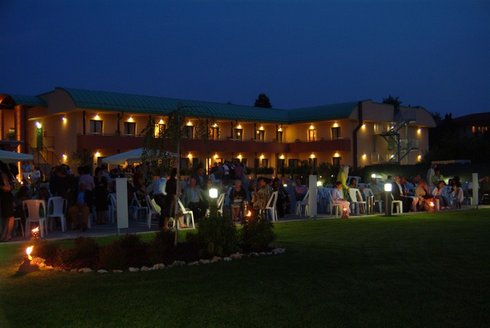 Imagen de los exteriores del Hotel Luna Motel Lago Maggiore Arona. Foto 8