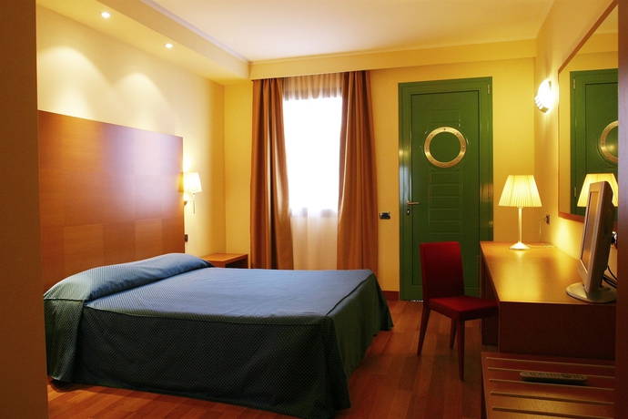 Imagen de la habitación del Hotel Luna Motel Lago Maggiore Arona. Foto 5