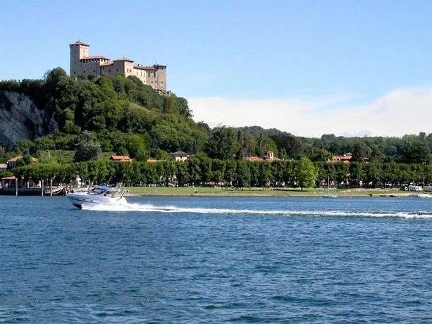 Imagen de los exteriores del Hotel Luna Motel Lago Maggiore Arona. Foto 9