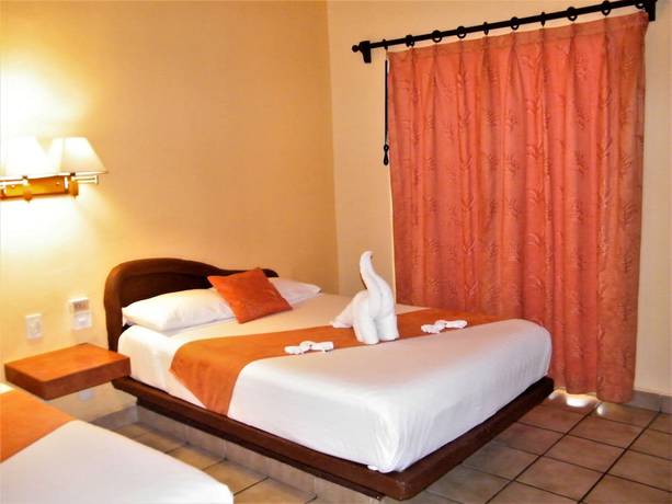 Imagen de la habitación del Hotel Lunasol. Foto 12