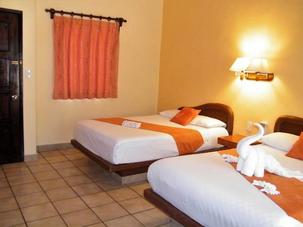 Imagen de la habitación del Hotel Lunasol. Foto 13