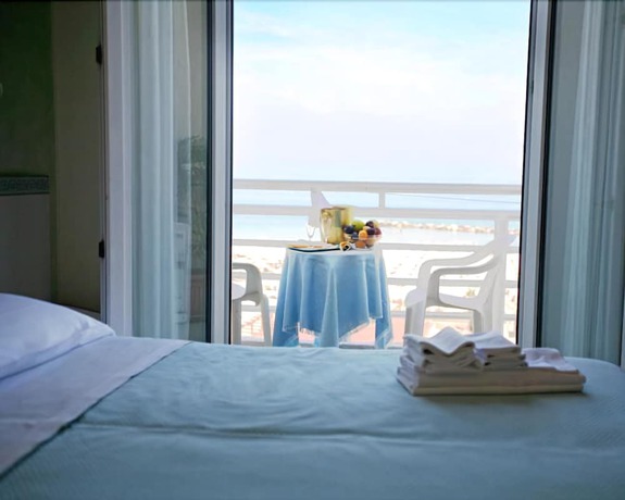 Imagen de la habitación del Hotel Lungomare Cattolica. Foto 17
