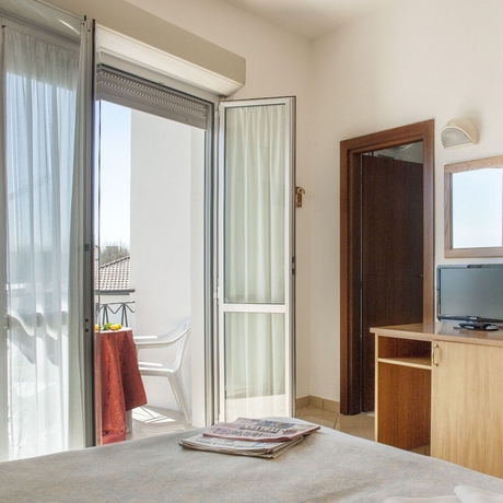 Imagen de la habitación del Hotel Lungomare, Pinarella di Cervia. Foto 2