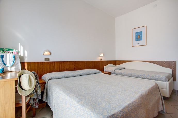 Imagen de la habitación del Hotel Lungomare, Pinarella di Cervia. Foto 4