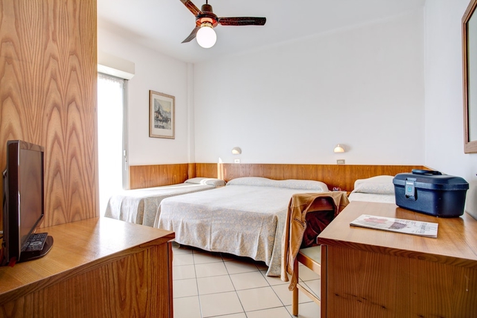 Imagen de la habitación del Hotel Lungomare, Pinarella di Cervia. Foto 10