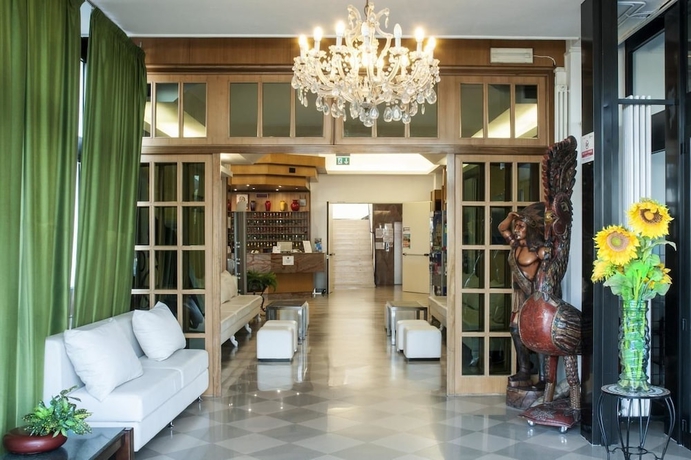 Imagen de los interiores del Hotel Lungomare, Pinarella di Cervia. Foto 19