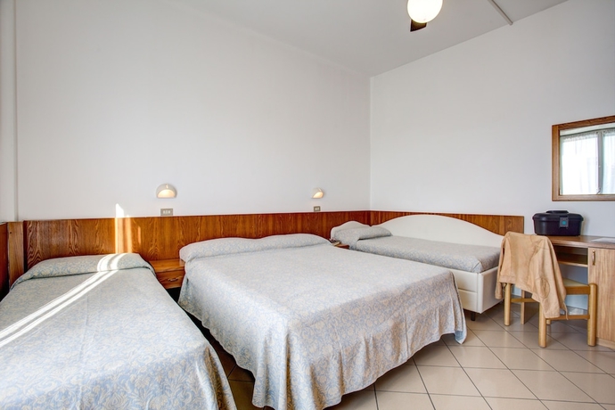 Imagen de la habitación del Hotel Lungomare, Pinarella di Cervia. Foto 12
