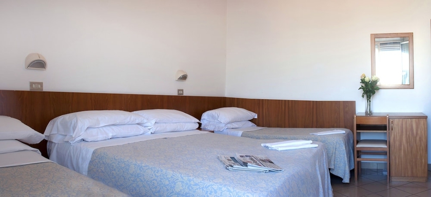 Imagen de la habitación del Hotel Lungomare, Pinarella di Cervia. Foto 14