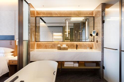 Imagen de la habitación del Hotel Luoyang Marriott. Foto 16