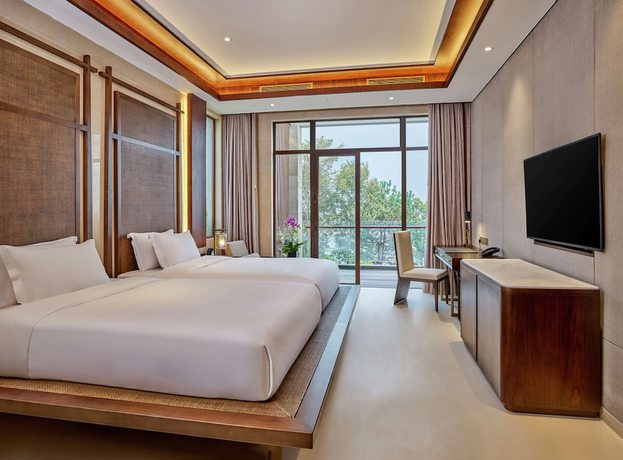 Imagen de los interiores del Hotel Lushan West Sea Resort, Curio Collection by Hilton. Foto 16