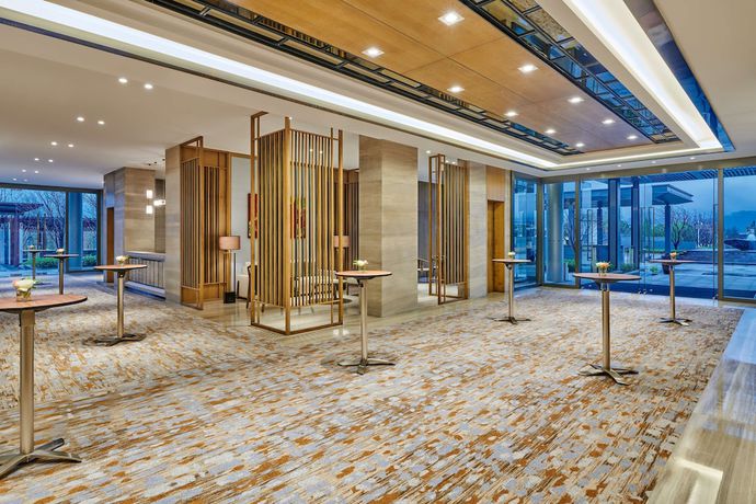 Imagen de los interiores del Hotel Lushan West Sea Resort, Curio Collection by Hilton. Foto 17