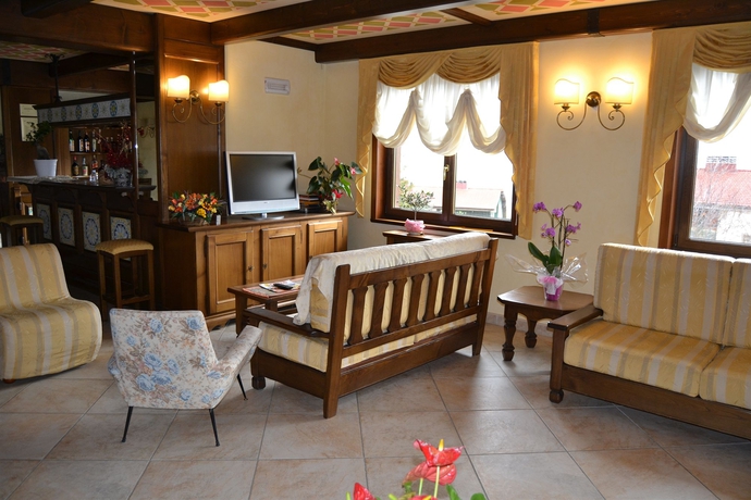 Imagen de los interiores del Hotel Lusi. Foto 9