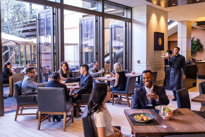 Imagen del bar/restaurante del Hotel Luskin. Foto 4