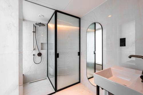 Imagen de la habitación del Hotel Luster. Foto 17