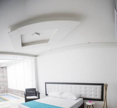 Imagen de la habitación del Hotel Luvana Suite. Foto 9